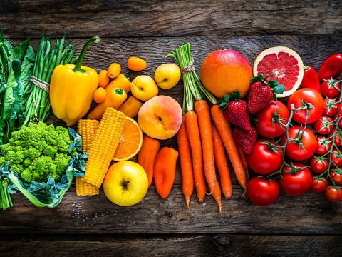 Buntes Obst und Gemüse aneinandergereiht