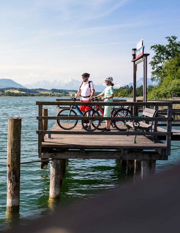 Radfahrer auf Steg am See